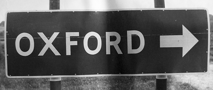 A sign pointing to Oxford from a side road