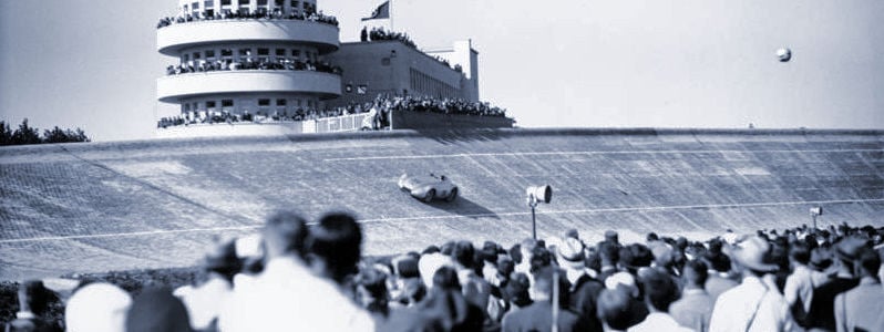 The AVUS had some features that were incompatible with a motorway. Click to enlarge