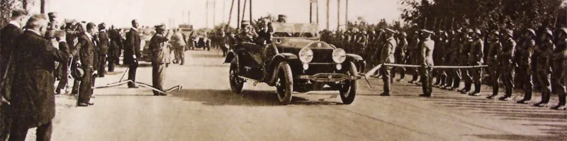 King Victor Emmanuel III (and Piero Puricelli) begin their journey on the brand new Autostrada. Click to enlarge
