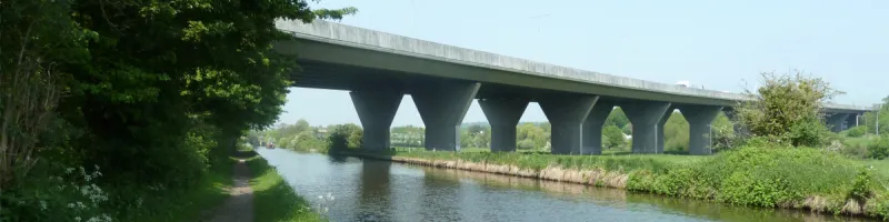 The M25 crosses the Grand Union Canal at King's Langley, a post-Ringway bypass of Hunton Bridge roundabout on the "egg farm route". Click to enlarge