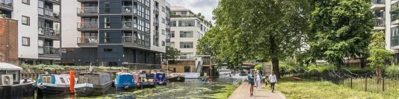 The Regent's Canal in Shoreditch, providing green space and leisure facilities thanks to the absence of a motorway. Click to enlarge