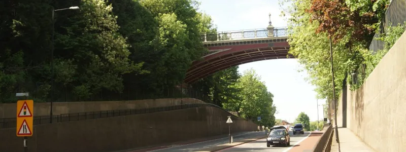The modern Archway Bridge (a replacement for the original) crosses the A1 Archway Road. Click to enlarge