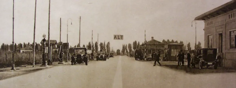 The entrance to the Autostrada from Viale Certosa in Milan, seen in 1925. Click to enlarge