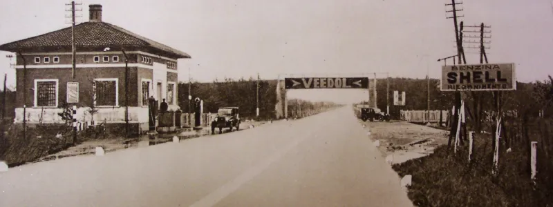 Another toll house, with advertising hoardings, lay-by and fuel pumps. Click to enlarge
