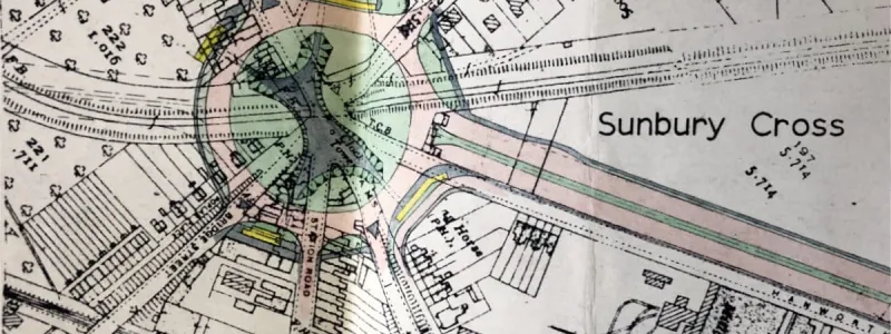 A 1960 proposal for extending the Great Chertsey Road, with a large roundabout at Sunbury Cross. Faint dotted lines on the left mark the proposed M3. Click to enlarge