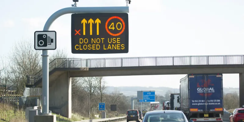An MS4 signal on the M25 between junctions 24 and 25. Click to enlarge