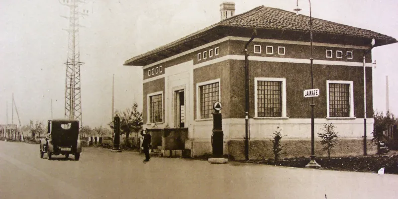 The toll house at Lainate, complete with saluting attendant. Click to enlarge
