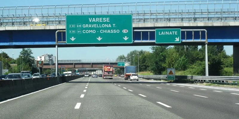 The Autostrada Milano-Laghi at Lainate, unrecognisable from its original form. This section has been widened again since this photo was taken. Click to enlarge