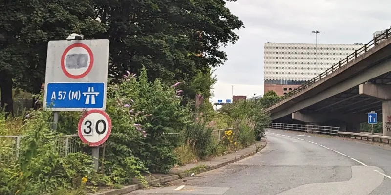 One of the temporary 30 signs on the Mancunian Way, which does not seem to comply with the regulations. Click to enlarge