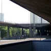 The reason for this strange arrangement is that the flyover was never finished. This view makes it clearer that the two ramps were supposed to be sliproads leading up to the top deck, which should have continued further north.