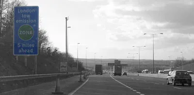 Advance warning sign for the Low Emission Zone