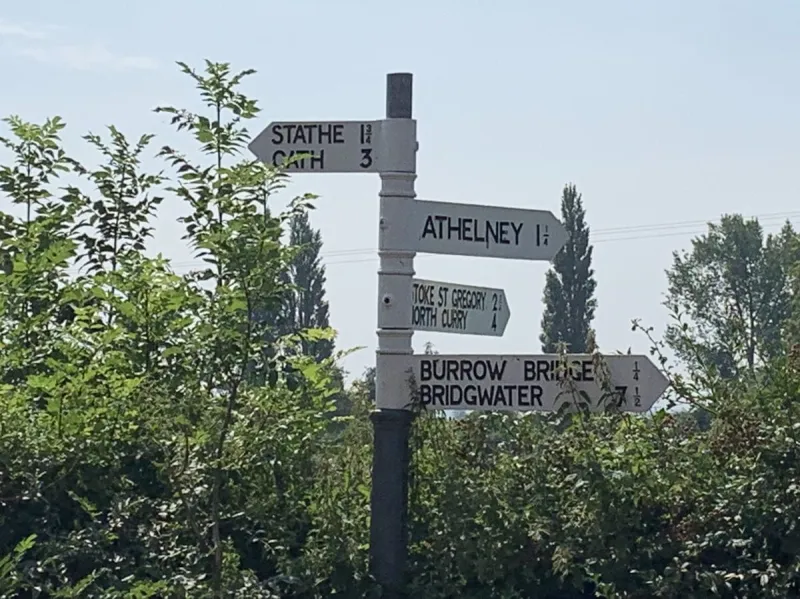 We begin in Burrowbridge, famous for Burrow Mump, where King Alfred supposedly burnt the cakes before vanquishing the Vikings. This sign is missing its decorative cap but is otherwise in great condition.