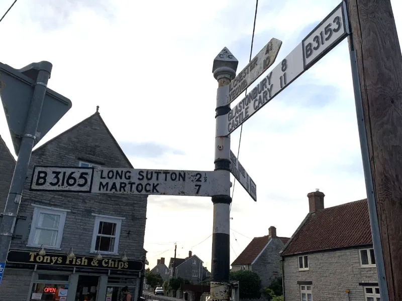 At the other end of Somerton, this slightly less well-loved post is still standing strong outside that most staple of British takeaways. Unfortunately, I cannot comment on whether or not Tony's is any good. The right-hand arm, towards Glastonbury, is a modern reproduction that has inexplicably been produced using FHWA lettering, which is normally only found on American road signs.