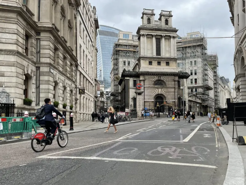 Next to the right is King William Street, formerly the A3 and the only single-digit A-road to ever make it here. Just ahead, the A3 continued to the right, while Lombard Street on the left used to be B131. Click to enlarge